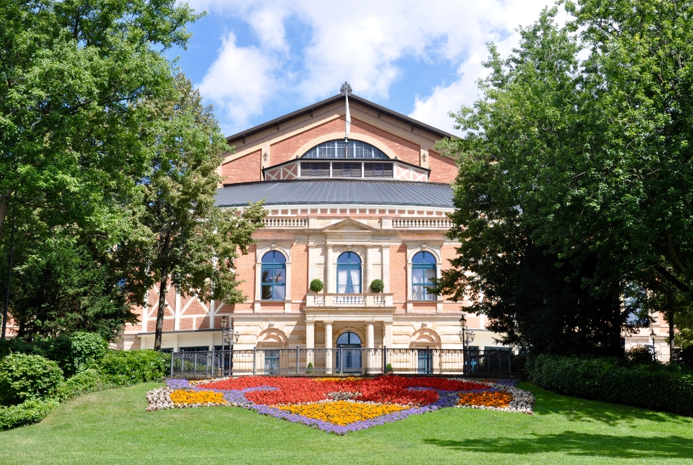 Richard-Wagner-Festspielhaus CC Dieses Bild zeigt ein Baudenkmal. Es ist Teil der Denkmalliste von Bayern, Nr. D-4-62-000-67.jpg